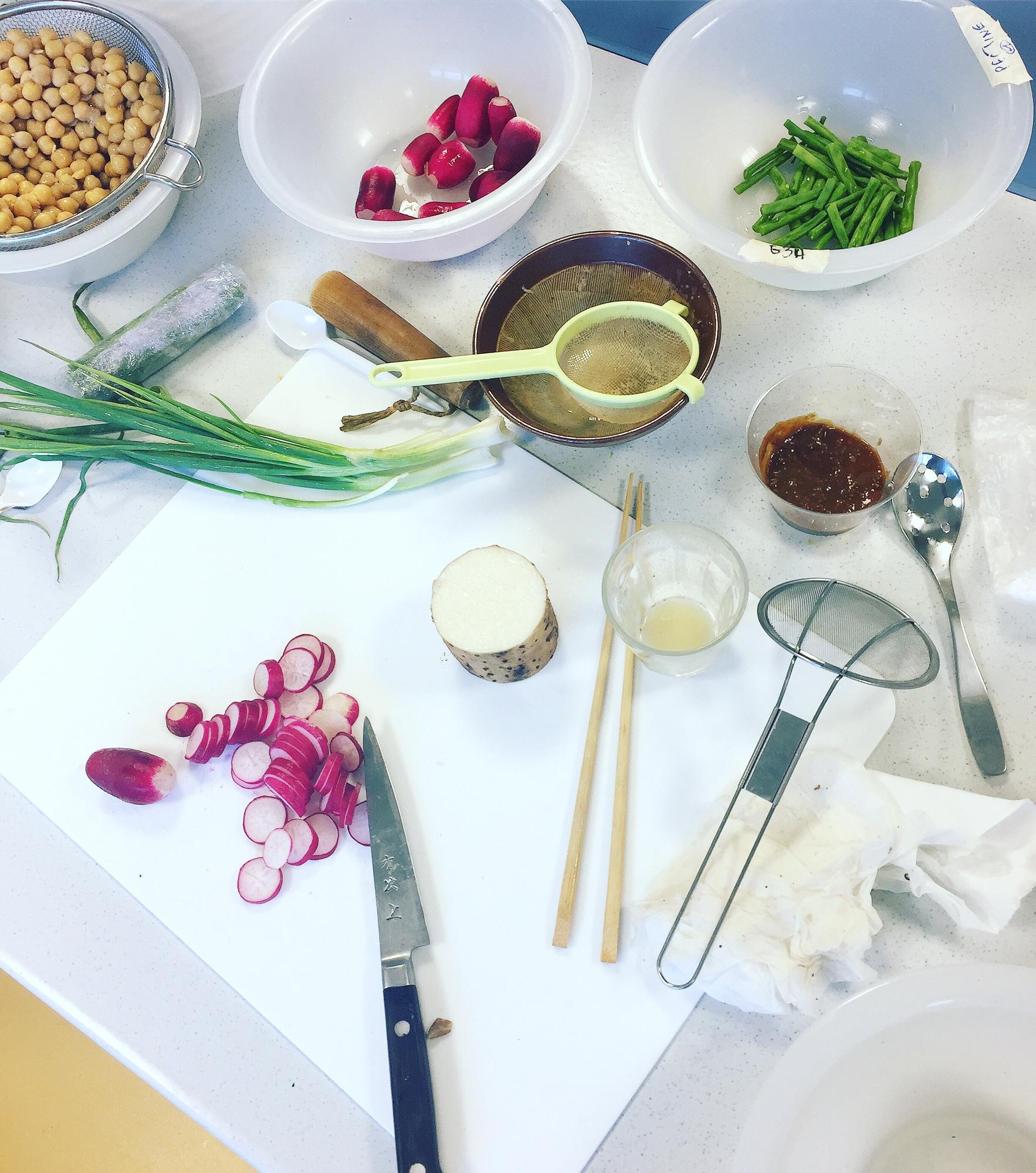 Tavolo di lavoro in cucina con strumenti e ingredienti freschi